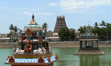 குரு பூர்ணிமா :  இந்தியாவின் மிக முக்கியமான பண்டிகைகளில் ஒன்றாகும்,  ஒவ்வொரு ஆண்டும் இந்து மாதமான  ஆஷாடத்தில் ( ஆனி ) பௌர்ணமி தினத்தில் கொண்டாடப்படுகிறது !